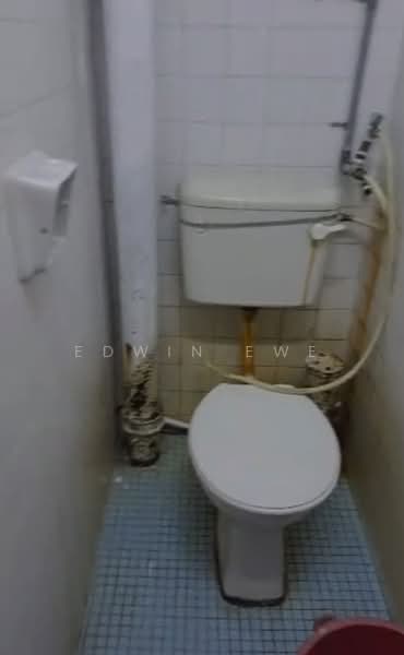 Rumah Flat untuk Disewa di Taman Lip Sin Block 1, 3 & 5 - Edwin Ewe - Bathroom - PropertyGuru.com.my
