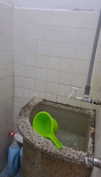 Rumah Flat untuk Disewa di Taman Lip Sin Block 1, 3 & 5 - Edwin Ewe - Bathroom - PropertyGuru.com.my