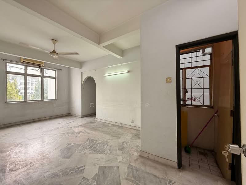 Pangsapuri untuk Disewa di Subang Perdana Goodyear Court 9 - CK Yap - Living Room - PropertyGuru.com.my