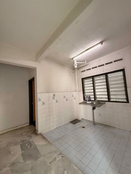 Pangsapuri untuk Disewa di Subang Perdana Goodyear Court 9 - CK Yap - Kitchen - PropertyGuru.com.my