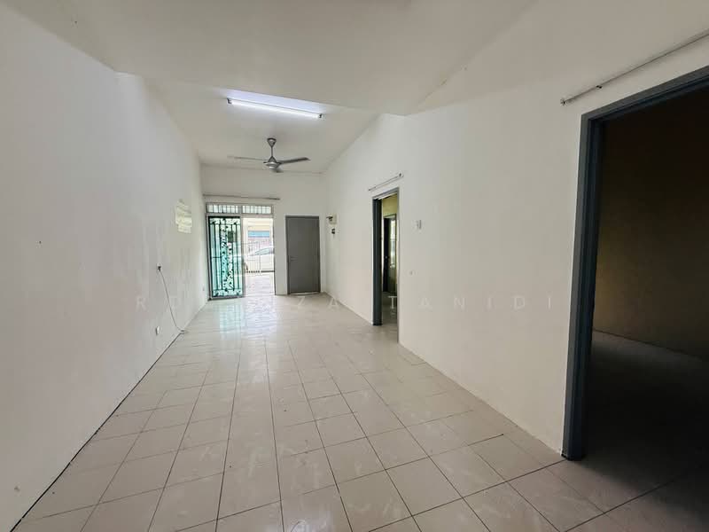 Rumah Teres 1-Tingkat untuk Dijual di Bandar Baru Salak Tinggi (Sepang) - Rosniza Tanidi - Living Room - PropertyGuru.com.my