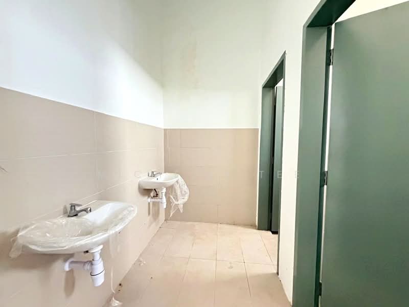 Shop / Office for Rent in Bandar Rimbayu (Telok Panglima Garang) - Michelle Tee - Bathroom - PropertyGuru.com.my