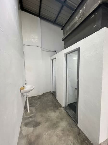 Kilang untuk Disewa di Kawasan Perindustrian Mount Austin (Tebrau) - Julie Yew - Bathroom - PropertyGuru.com.my