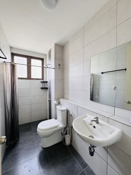 Kondominium untuk Disewa di Lake Point Residence - Siti Haila - Bathroom - PropertyGuru.com.my