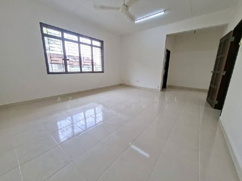 2-storey Terraced House for Sale in Bandar Dato Onn (Tebrau) - Azlan Ismail aiproperty - Living Room - PropertyGuru.com.my