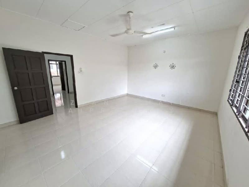 2-storey Terraced House for Sale in Bandar Dato Onn (Tebrau) - Azlan Ismail aiproperty - Living Room - PropertyGuru.com.my