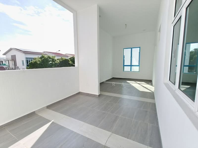 Rumah Berkembar untuk Dijual di Canary Garden (Klang) - Ridhwan Razak - Balcony - PropertyGuru.com.my