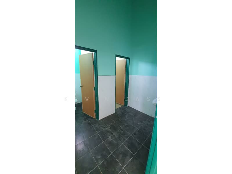 Kilang untuk Disewa di Puchong (Selangor) - Kevin Dass - Bathroom - PropertyGuru.com.my