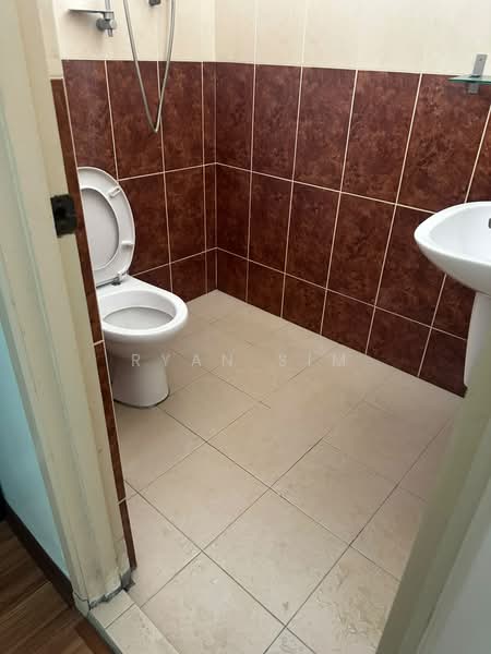 Rumah Teres 2-Tingkat untuk Dijual di Taman Merak (Sungai Dua) - Ryan Sim - Bathroom - PropertyGuru.com.my