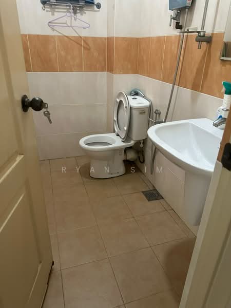 Rumah Teres 2-Tingkat untuk Dijual di Taman Merak (Sungai Dua) - Ryan Sim - Bathroom - PropertyGuru.com.my