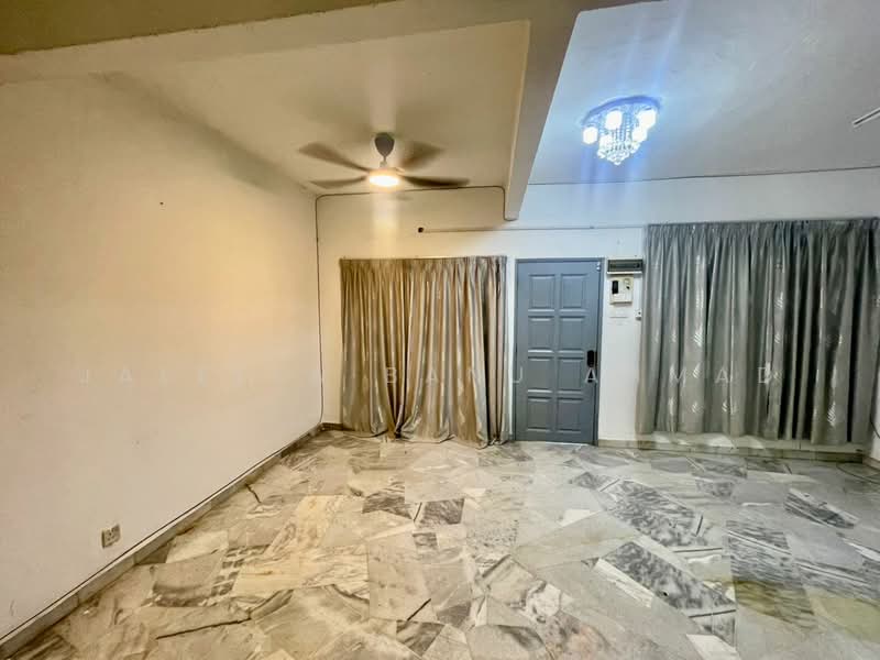 Rumah Flat untuk Dijual di Seksyen 28 Shah Alam - Jaleela Banu Ahmad - Living Room - PropertyGuru.com.my