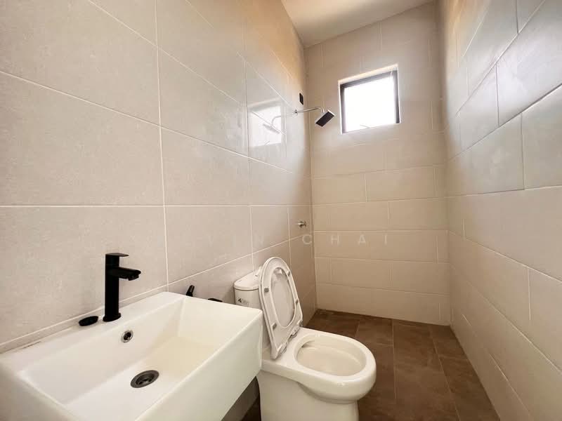 Rumah Berkembar untuk Dijual di Teluk Intan (Perak) - Kevin Chai - Bathroom - PropertyGuru.com.my
