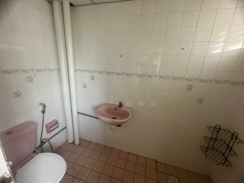 Pangsapuri untuk Disewa di Sri Intan 1 - CW Kong - Bathroom - PropertyGuru.com.my