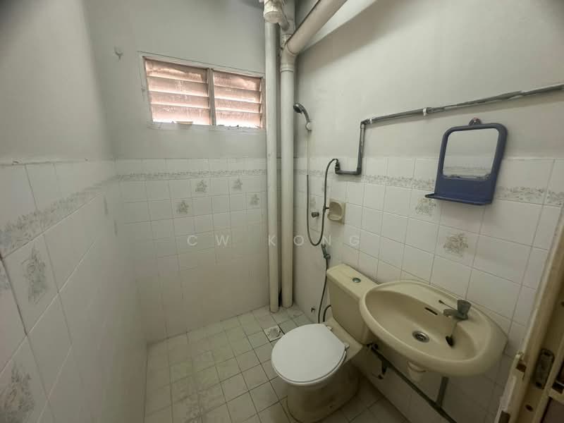 Pangsapuri untuk Disewa di Sri Intan 1 - CW Kong - Bathroom - PropertyGuru.com.my