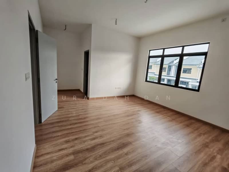 Rumah Teres 2 Tingkat untuk Dijual di Bandar Tun Hussein Onn (Cheras) - Zuraidah Dan - Master Bedroom - PropertyGuru.com.my