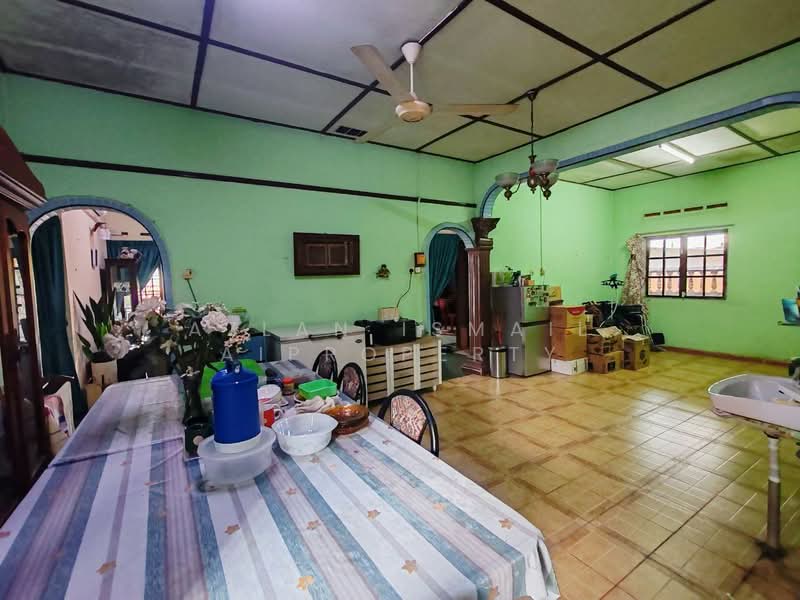 Bungalow House for Sale in Kampung Melayu Majidee (Johor Bahru) - Azlan Ismail aiproperty - Dining Room - PropertyGuru.com.my