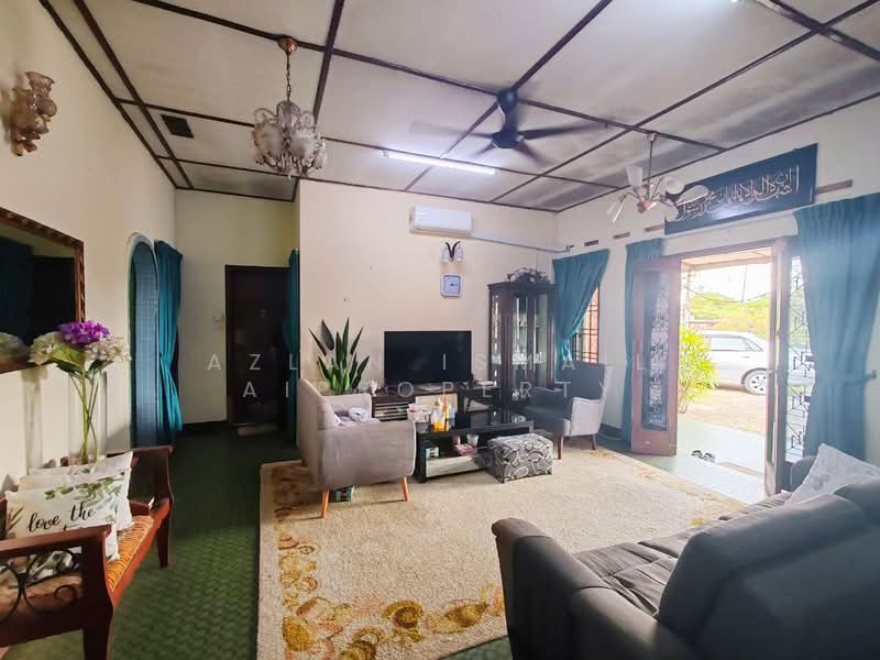 Bungalow House for Sale in Kampung Melayu Majidee (Johor Bahru) - Azlan Ismail aiproperty - Living Room - PropertyGuru.com.my