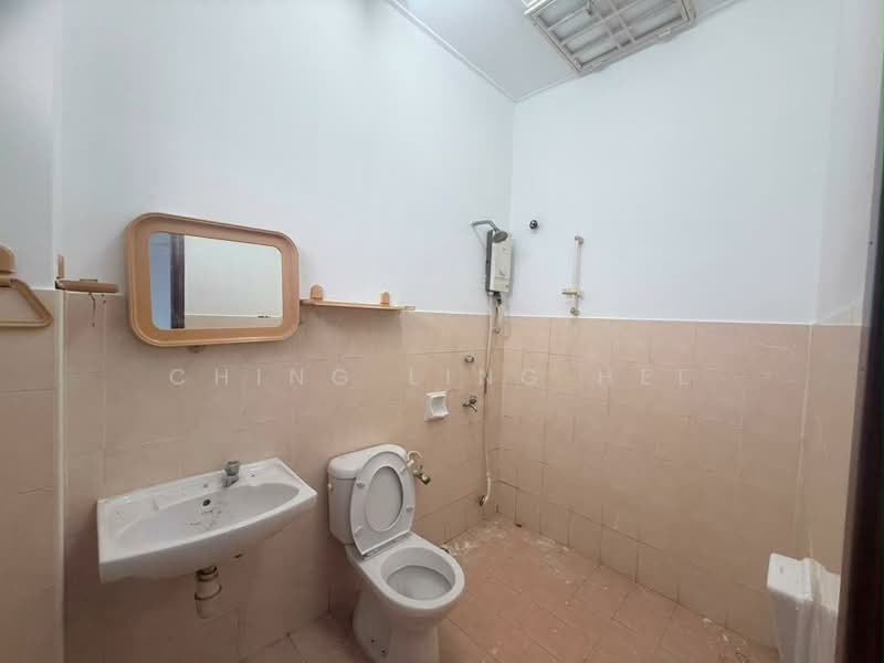 Rumah Teres 2-Tingkat untuk Dijual di Taman Setia Indah (Tebrau) - Ching Ling Hel - Bathroom - PropertyGuru.com.my