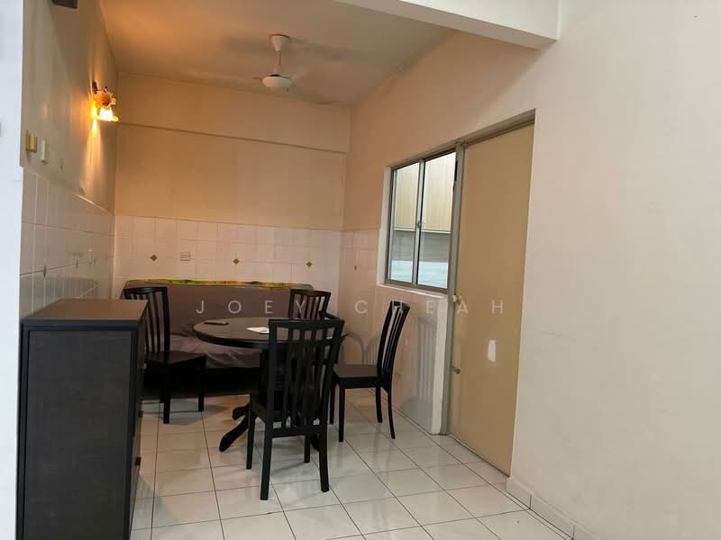 Kondominium untuk Dijual di Putra Place Condominium - Joey Cheah - Living Room - PropertyGuru.com.my