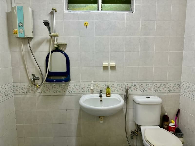 Kondominium untuk Dijual di Putra Place Condominium - Joey Cheah - Bathroom - PropertyGuru.com.my