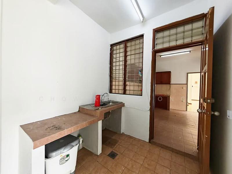 Semi-Detached House for Rent in Seri Kembangan (Selangor) - Chow Kok Toong - Kitchen - PropertyGuru.com.my
