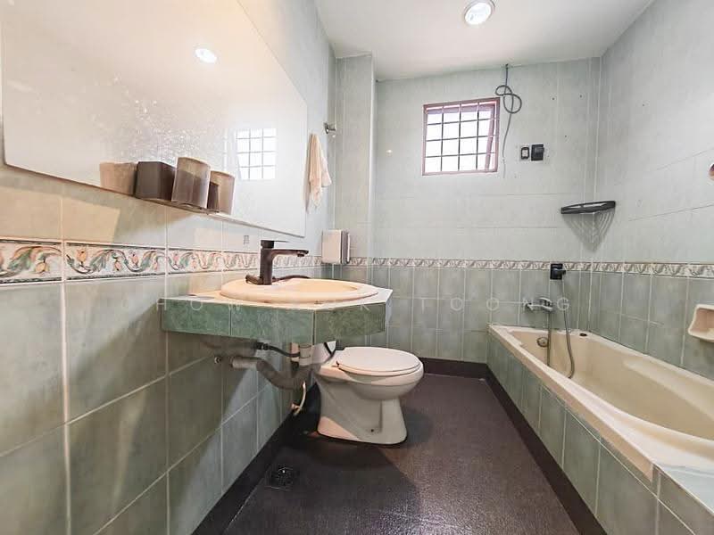 Semi-Detached House for Rent in Seri Kembangan (Selangor) - Chow Kok Toong - Bathroom - PropertyGuru.com.my