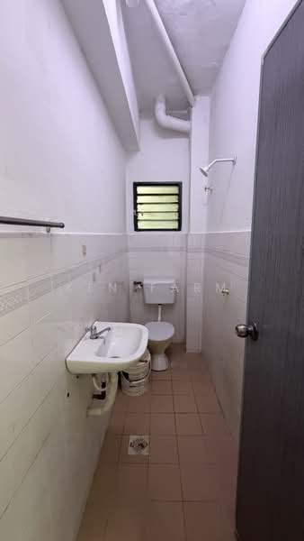 Pangsapuri untuk Dijual di Taman Megah Cheras Apartment - KEN FARM - Bathroom - PropertyGuru.com.my