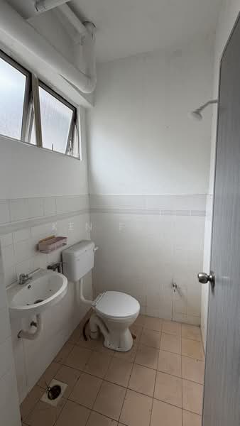 Pangsapuri untuk Dijual di Taman Megah Cheras Apartment - KEN FARM - Bathroom - PropertyGuru.com.my