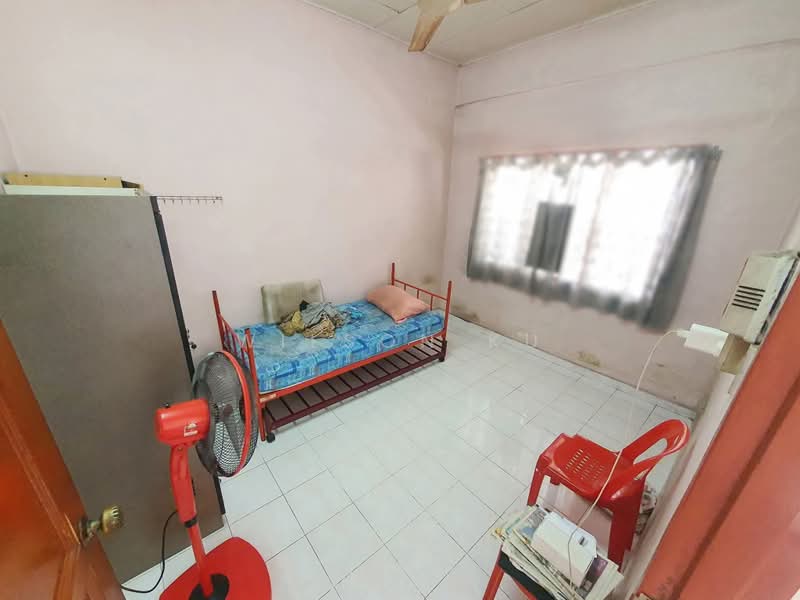 Rumah Teres 1 Tingkat untuk Dijual di Taman Ungku Tun Aminah (Skudai) - Wilson Ku - Bedroom - PropertyGuru.com.my