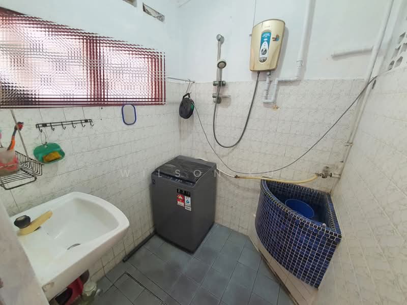 Rumah Teres 1 Tingkat untuk Dijual di Taman Ungku Tun Aminah (Skudai) - Wilson Ku - Bathroom - PropertyGuru.com.my