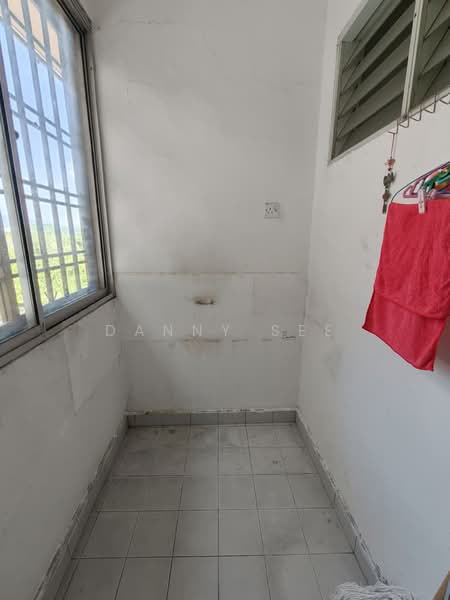 Pangsapuri untuk Dijual di Sri Putra Apartment - Danny See - Balcony - PropertyGuru.com.my