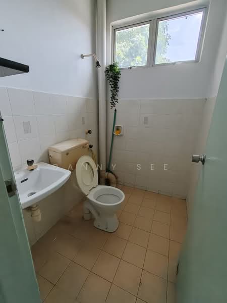 Pangsapuri untuk Dijual di Sri Putra Apartment - Danny See - Bathroom - PropertyGuru.com.my
