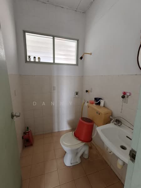 Pangsapuri untuk Dijual di Sri Putra Apartment - Danny See - Bathroom - PropertyGuru.com.my