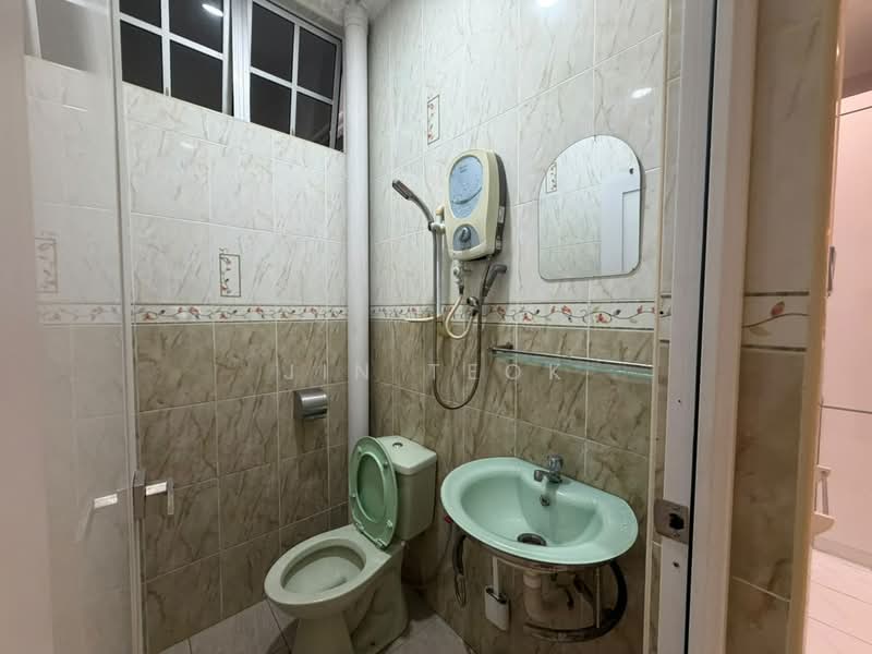 Rumah Teres 1-Tingkat untuk Disewa di Taman Perling (Perling) - Jin Teok - Bathroom - PropertyGuru.com.my