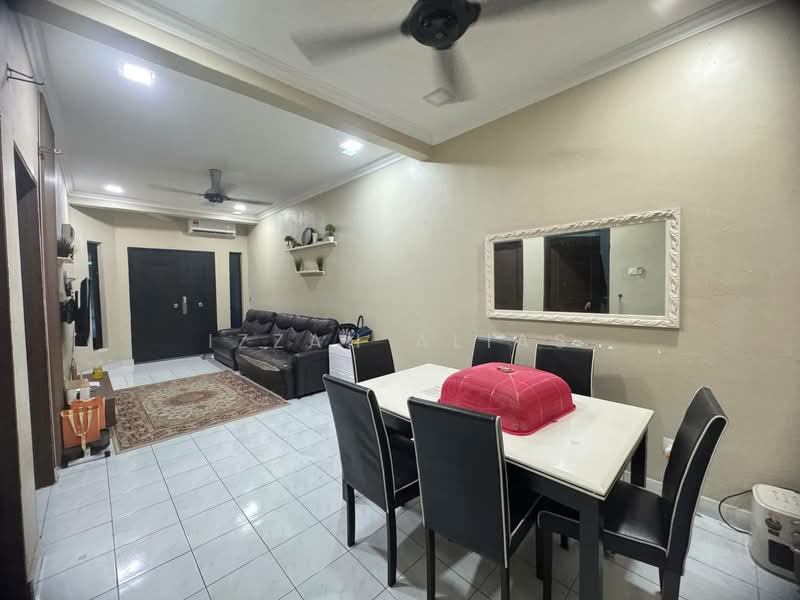 Rumah Teres 1-Tingkat untuk Dijual di Seksyen 30 (Shah Alam) - Izzah Alias - Living Room - PropertyGuru.com.my