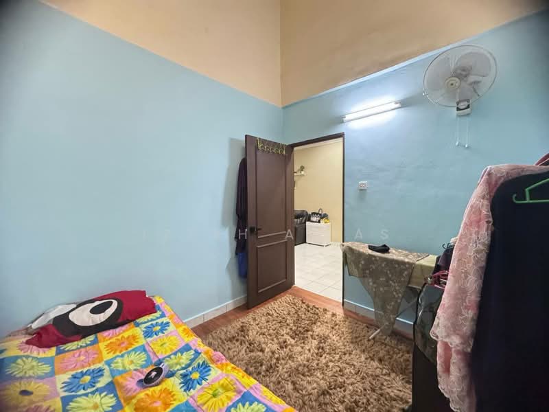 Rumah Teres 1-Tingkat untuk Dijual di Seksyen 30 (Shah Alam) - Izzah Alias - Bedroom - PropertyGuru.com.my