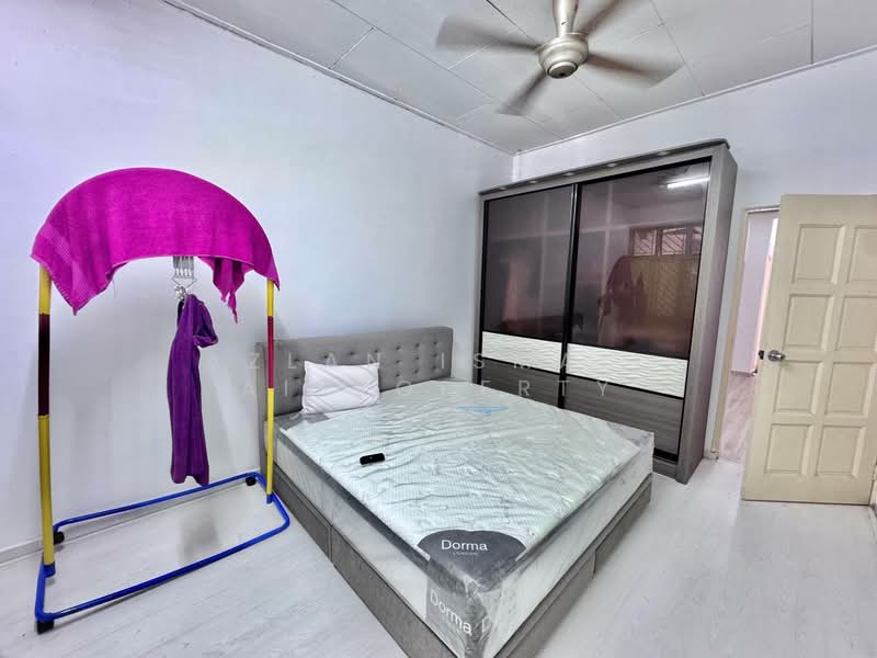 Rumah Teres 1-Tingkat untuk Dijual di Taman Daya (Johor Bahru) - Azlan Ismail aiproperty - Bedroom - PropertyGuru.com.my