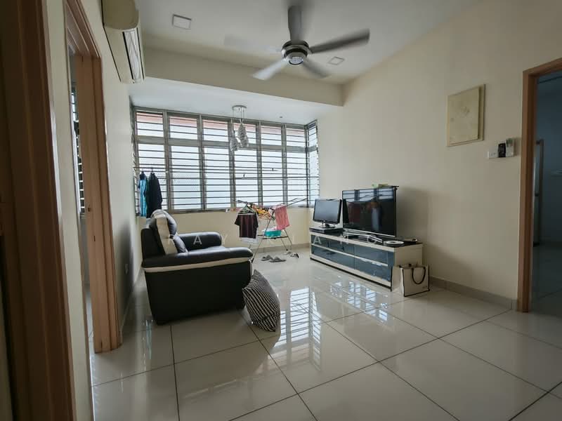 Cluster House for Sale in Taman Gaya (Ulu Tiram) - Ray Kiang - Living Room - PropertyGuru.com.my