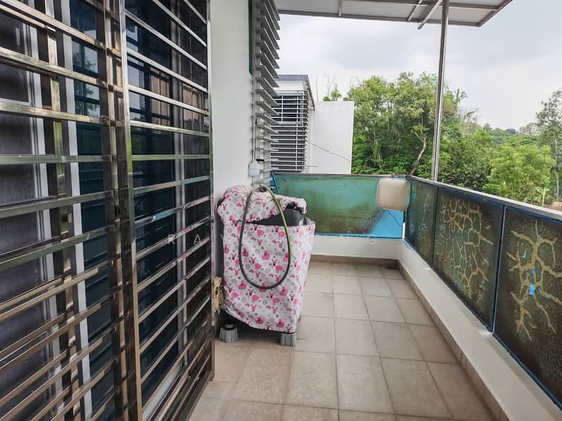 Cluster House for Sale in Taman Gaya (Ulu Tiram) - Ray Kiang - Balcony - PropertyGuru.com.my