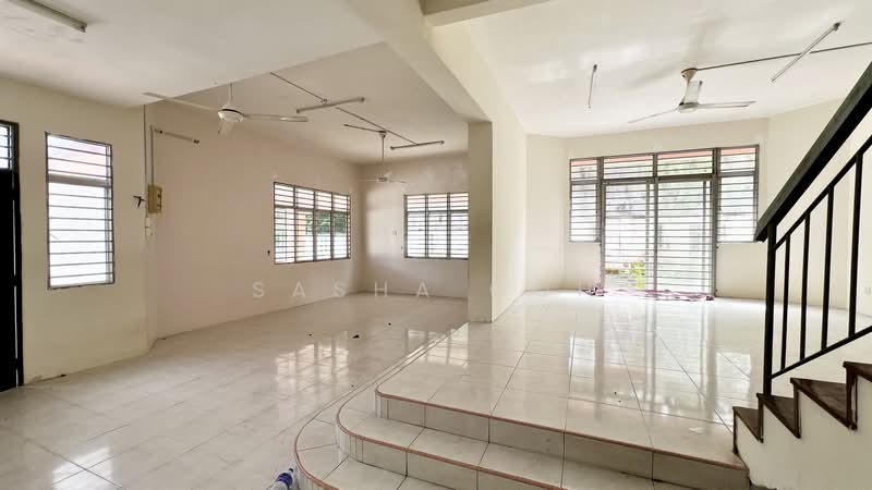 Semi-Detached House for Rent in Bandar Putra Permai (Seri Kembangan) - Sasha Goh - Living Room - PropertyGuru.com.my
