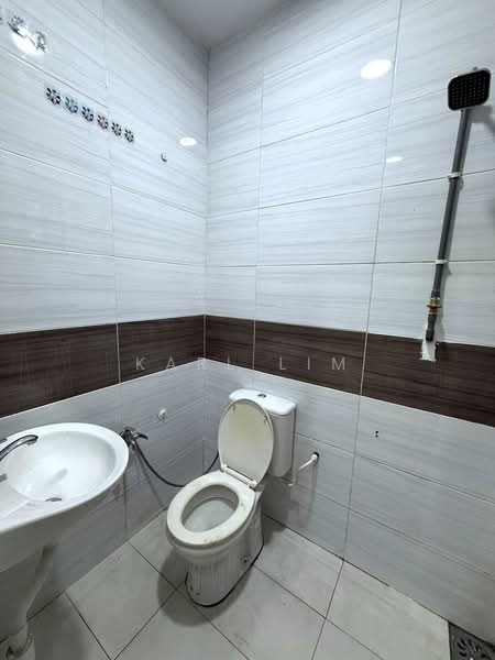 Bungalow House untuk Dijual di Taman Kempas Baru (Tampoi) - Karl Lim - Bathroom - PropertyGuru.com.my