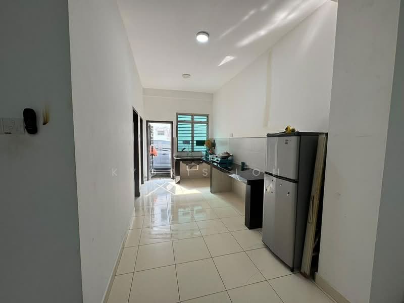 Rumah Teres 2-Tingkat untuk Disewa di Taman Scientex Senai (Senai) - Kyoris Loh - Kitchen - PropertyGuru.com.my
