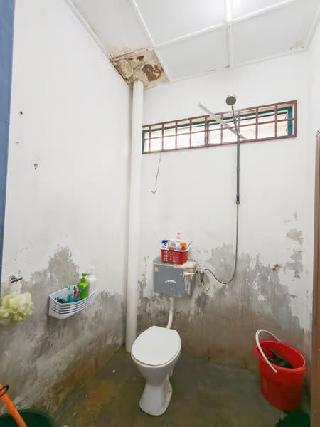 Rumah Flat untuk Dijual di Taman Daya - Jalan Nibong 28 - Stella Chia - Bathroom - PropertyGuru.com.my