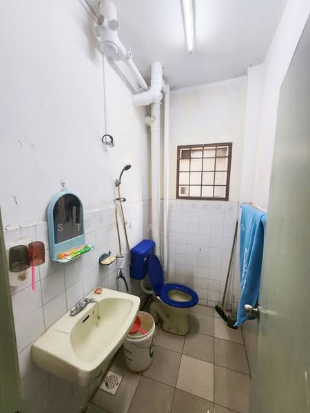 Pangsapuri untuk Dijual di Ria 2 Apartment - Stella Chia - Bathroom - PropertyGuru.com.my