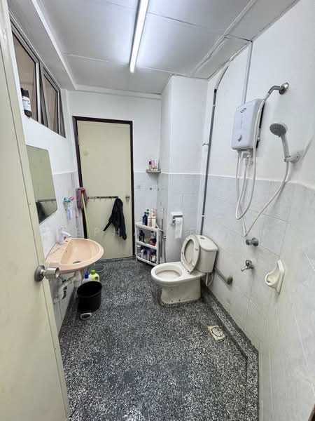 Pangsapuri untuk Dijual di Pangsapuri Persiaran Tanjung - Stephanie Yap - Bathroom - PropertyGuru.com.my