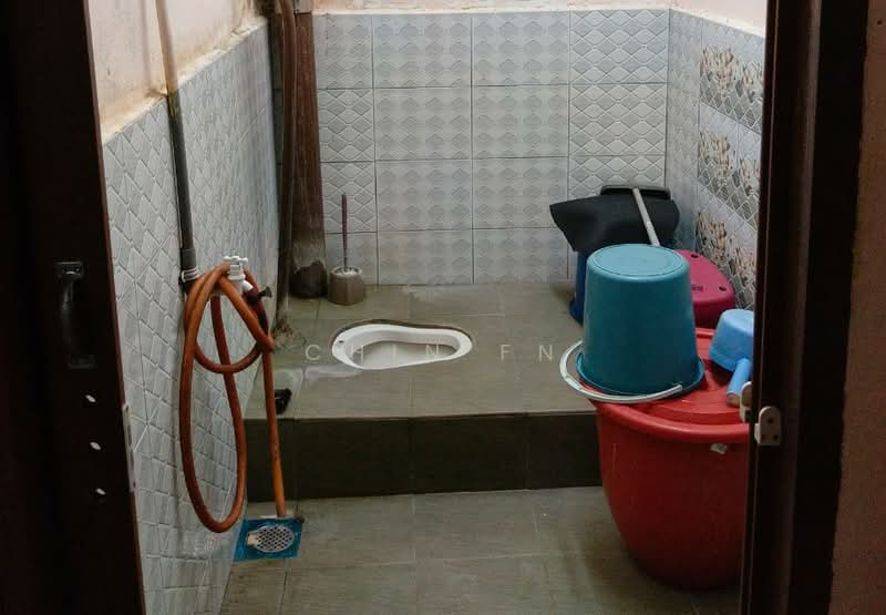 Rumah Flat untuk Dijual di Rumah Pangsa Batu Berendam - CHIN FN - Bathroom - PropertyGuru.com.my