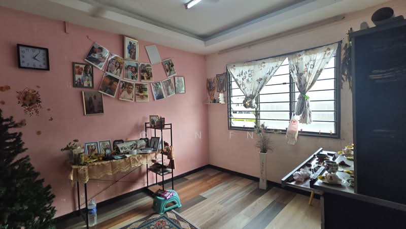 Rumah Flat untuk Dijual di Rumah Pangsa Batu Berendam - CHIN FN - Living Room - PropertyGuru.com.my