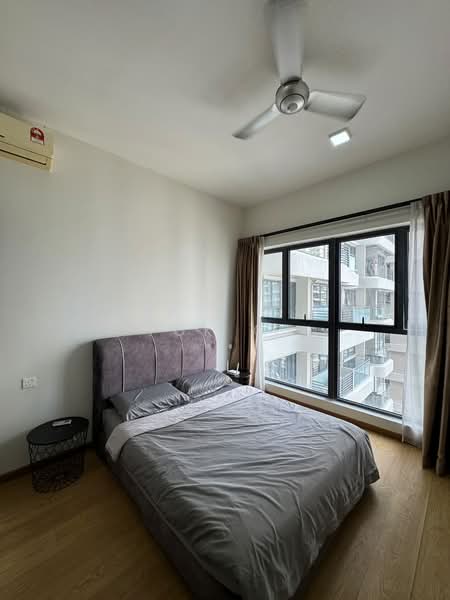 Kondominium untuk Dijual di Bay Point @ Country Garden Danga Bay - Tok CJ - Bedroom - PropertyGuru.com.my