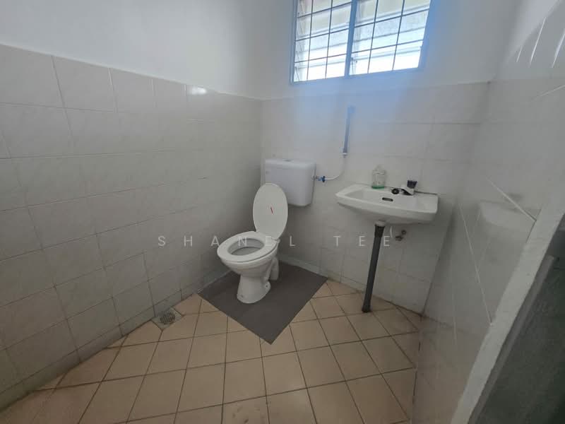 1-storey Terraced House for Rent in Kluang (Johor) - Shanel Tee - Bathroom - PropertyGuru.com.my