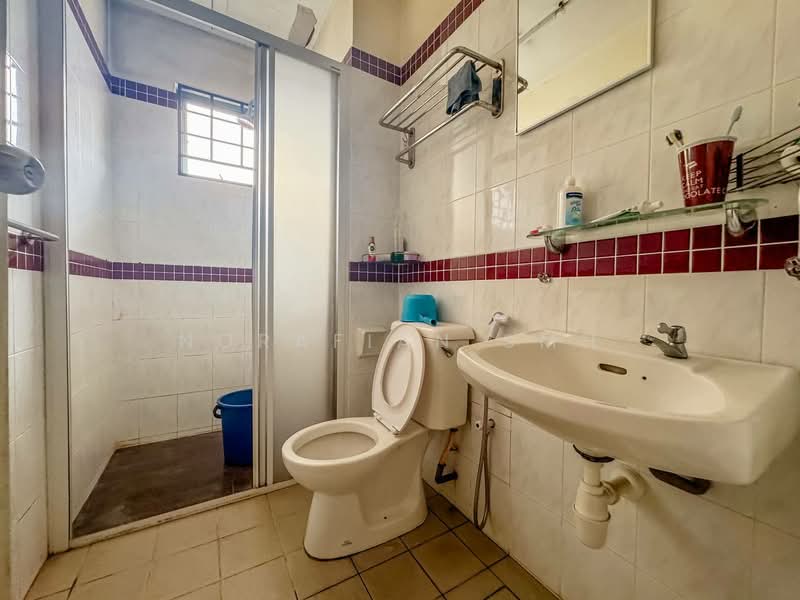 Rumah Berkembar untuk Dijual di Bandar Tasik Kesuma (Beranang) - Norafian SMH - Bathroom - PropertyGuru.com.my